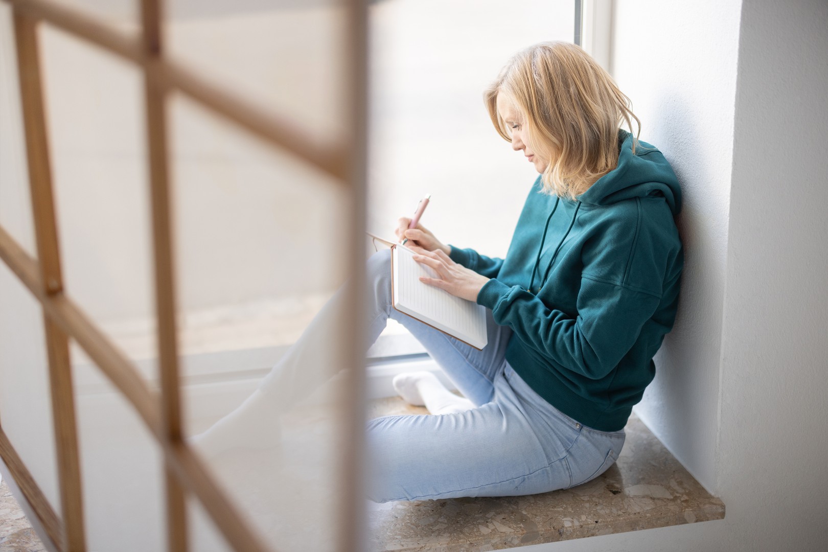 Julia Zaunschirm beim Schreiben am Fenster